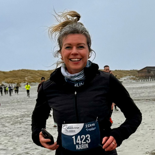 karin aan het hardlopen op het strand